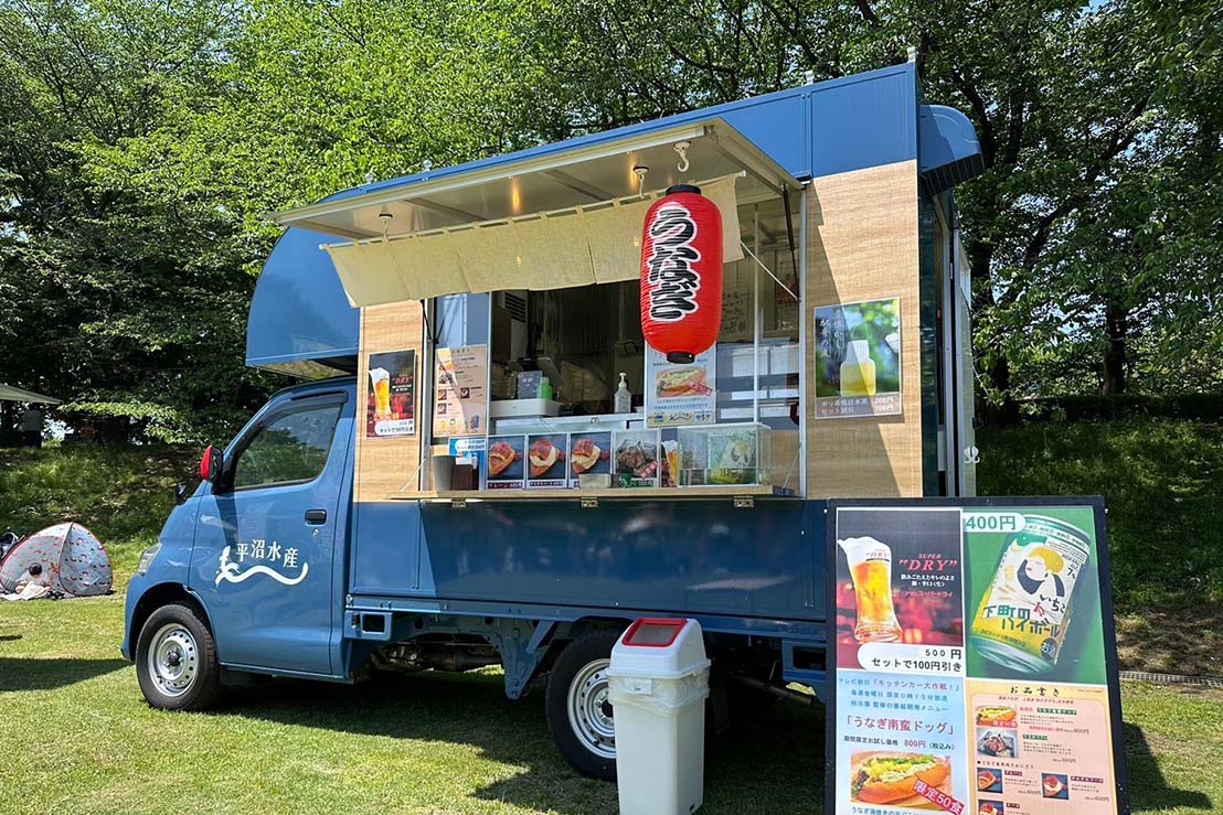 公園でのキッチンカーの出店風景