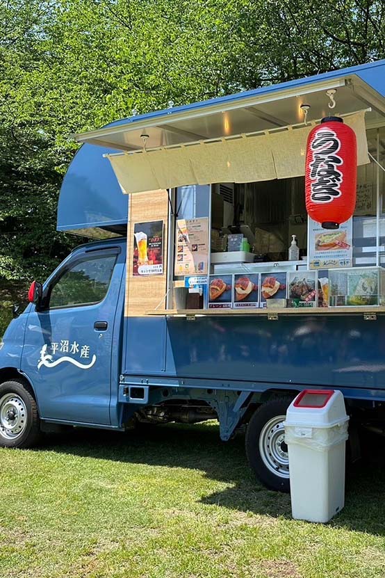 公園でのキッチンカーの出店風景