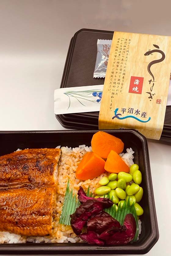 自社製品のうなぎ弁当