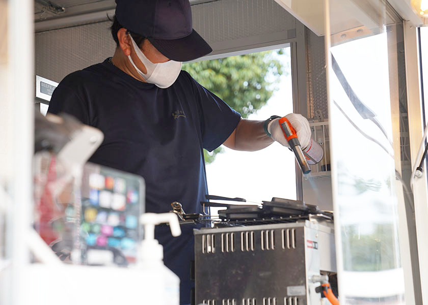 キッチンカーで調理をしている様子